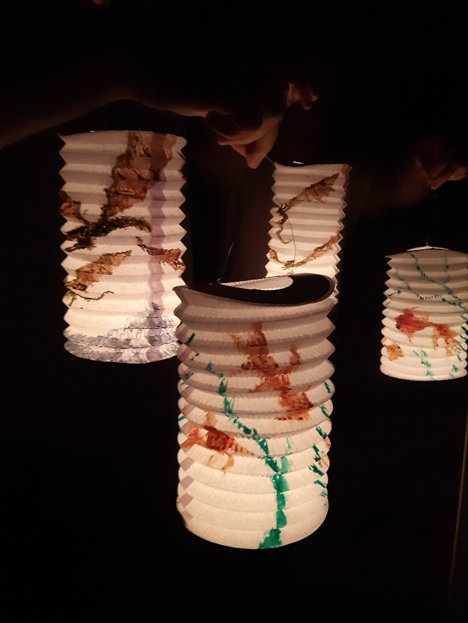 LES LANTERNES<br>
Gouache sur lanternes de papier<br>
2023